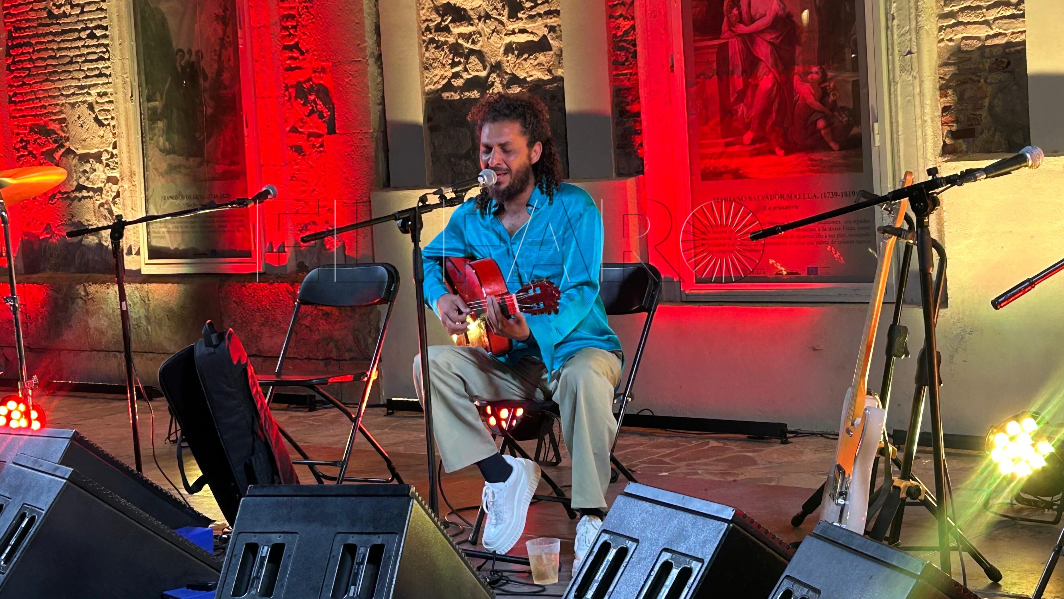 La Plaza Pedro de Estopiñán se llena para escuchar a Lin Cortés