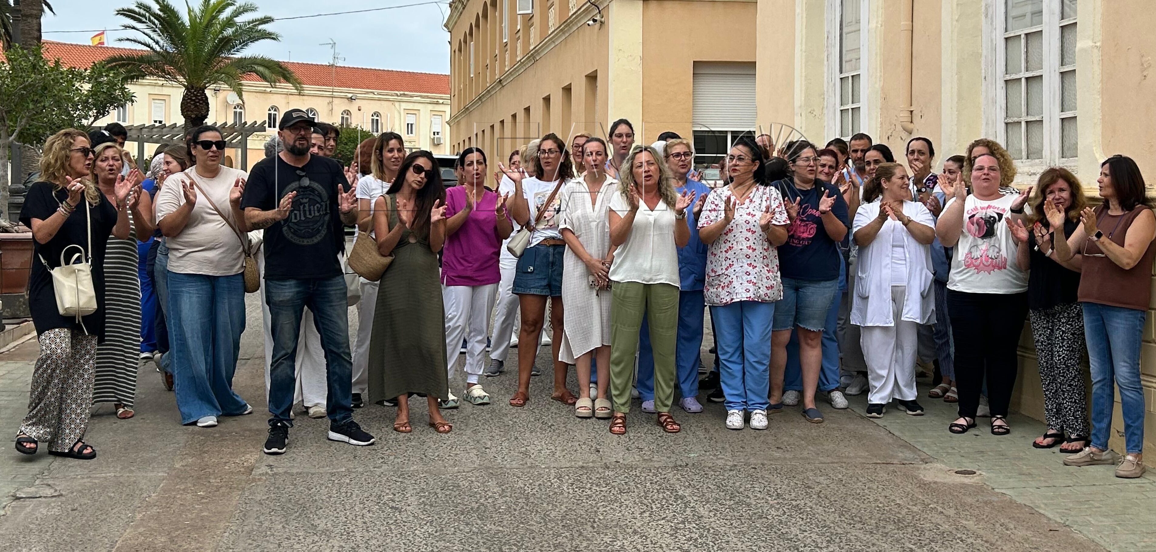 Los trabajadores del Centro Asistencial desmienten a Somos Melilla al grito de "por tener un sillón, manipulación"