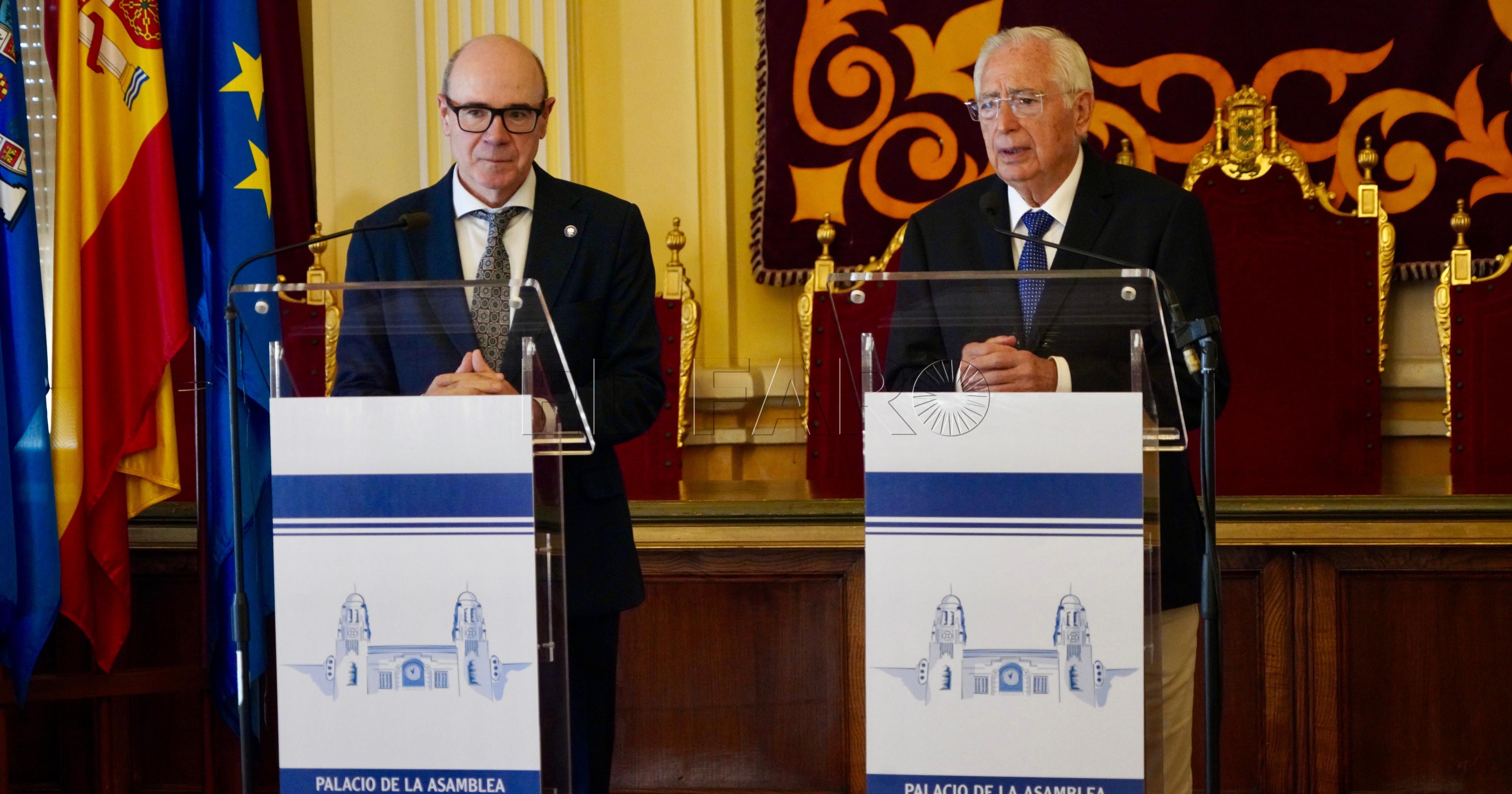 El presidente Imbroda junto al rector de la UGR