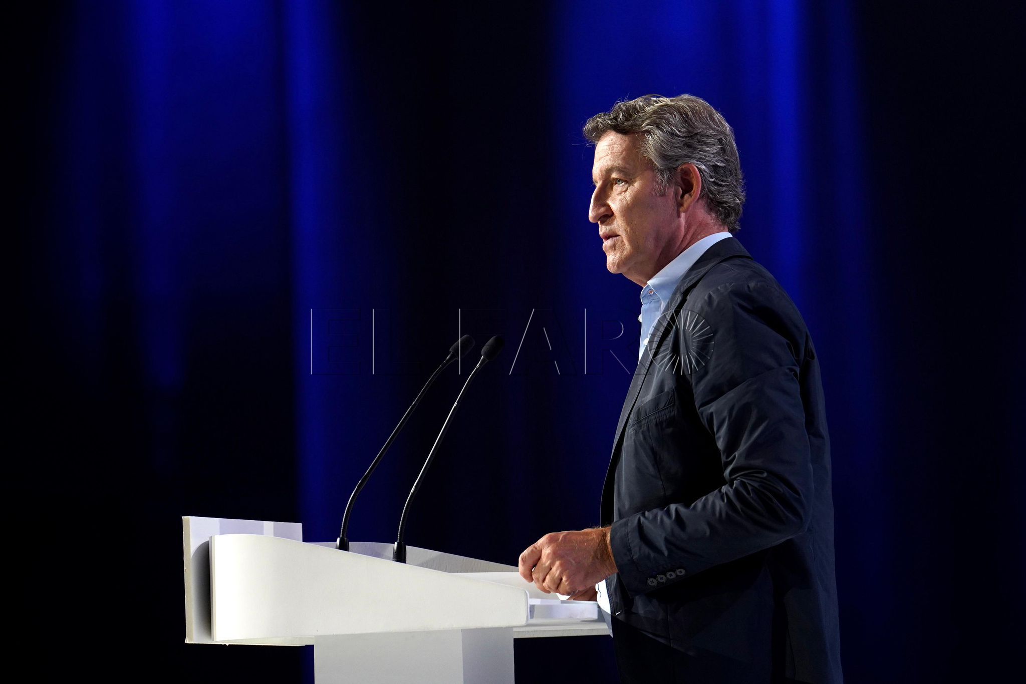 Feijóo promete "pasar página del régimen del poder personal" y acusa a Sánchez de fracturar España