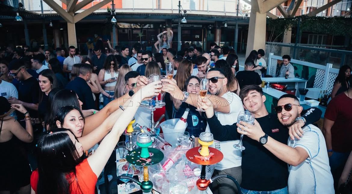 El verano invierte los papeles de la fiesta melillense: Los jóvenes al tardeo y los mayores a la noche