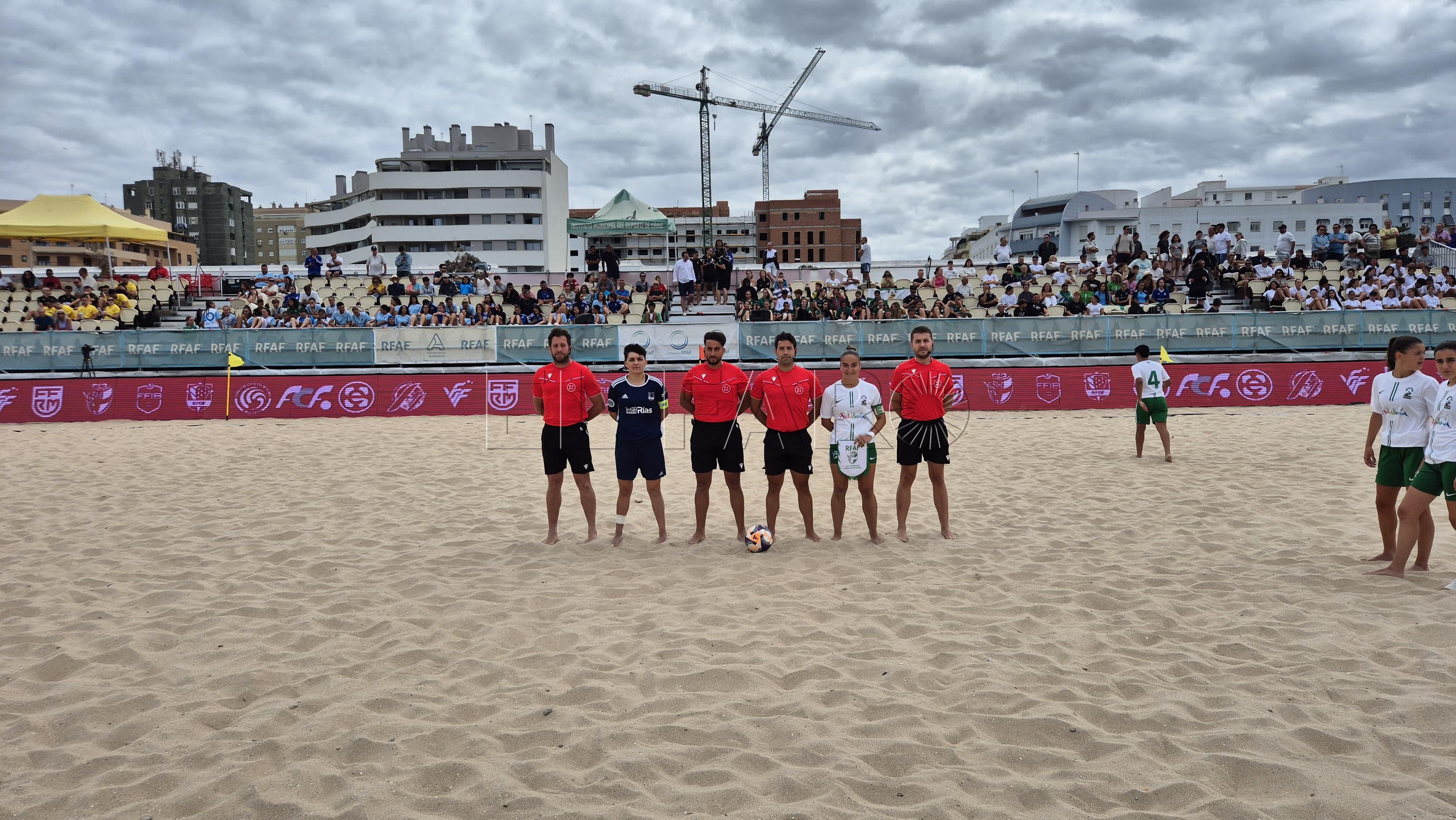 Mohamed Moh dirige la final nacional Sub-20 de fútbol playa femenino