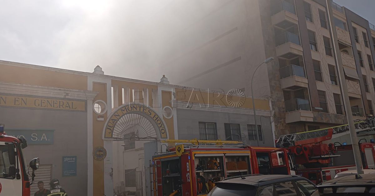 Los Bomberos sofocan un incendio en la antigua Casa Montes