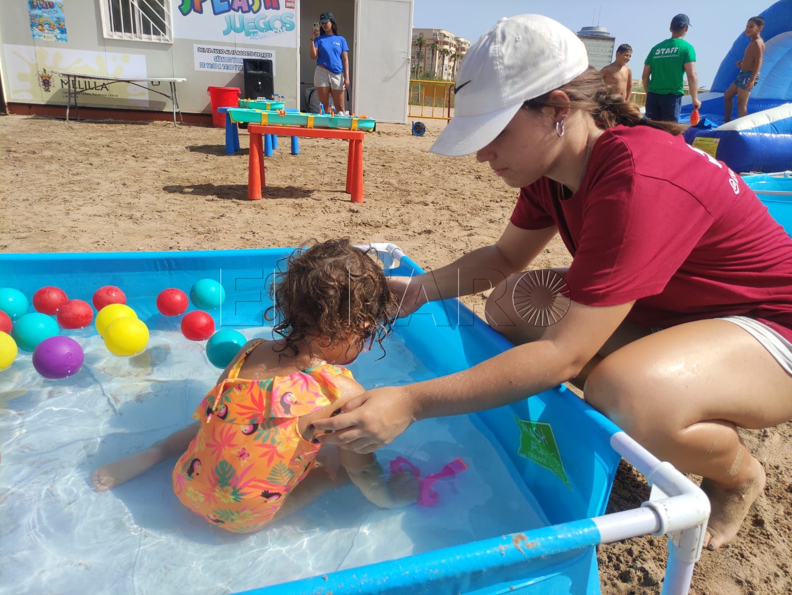 Hinchables pasados por agua amenizan los fines de semana de los más pequeños
