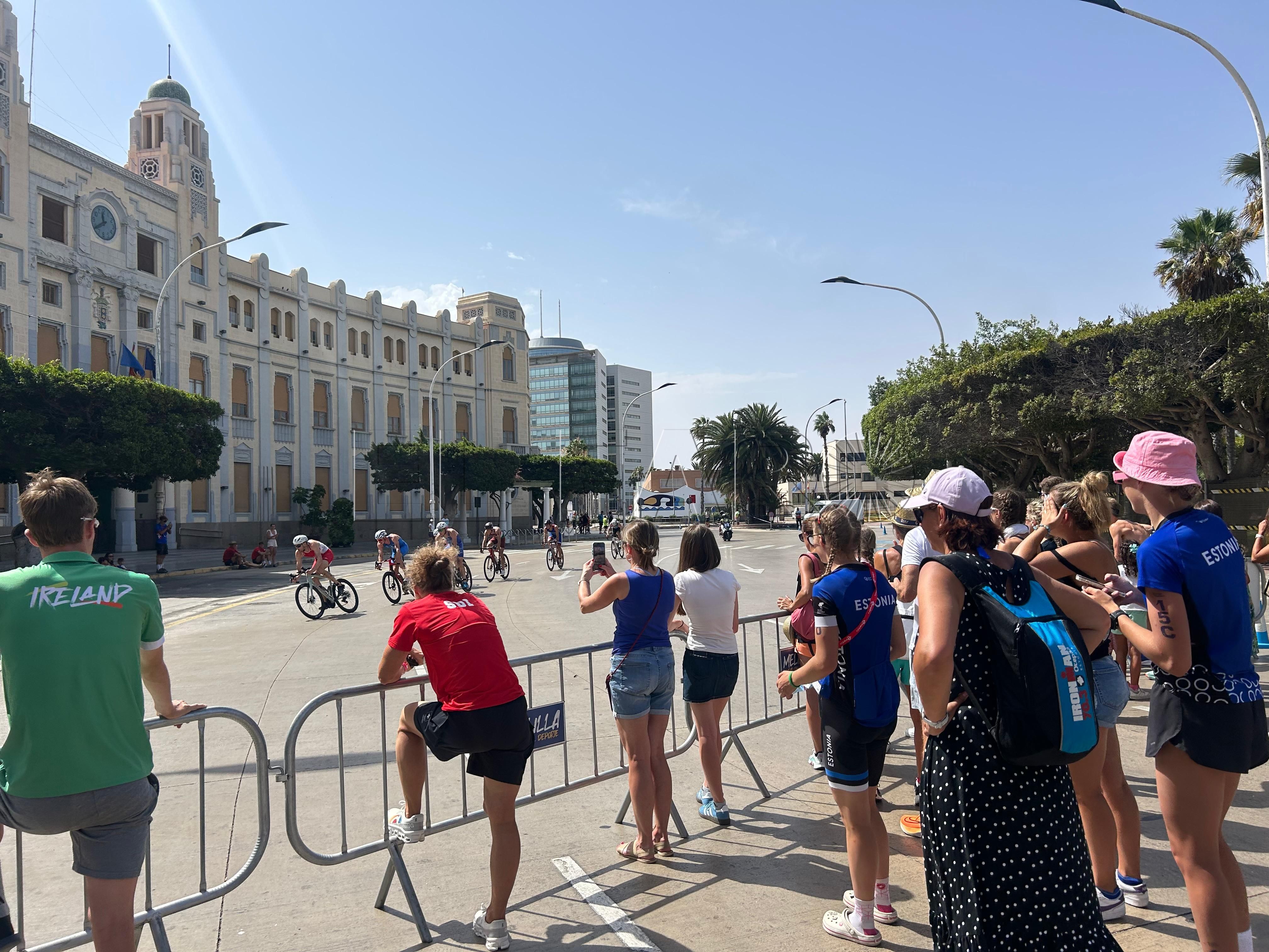 Melilla deslumbra al triatlón europeo, pero sin el calor de su gente