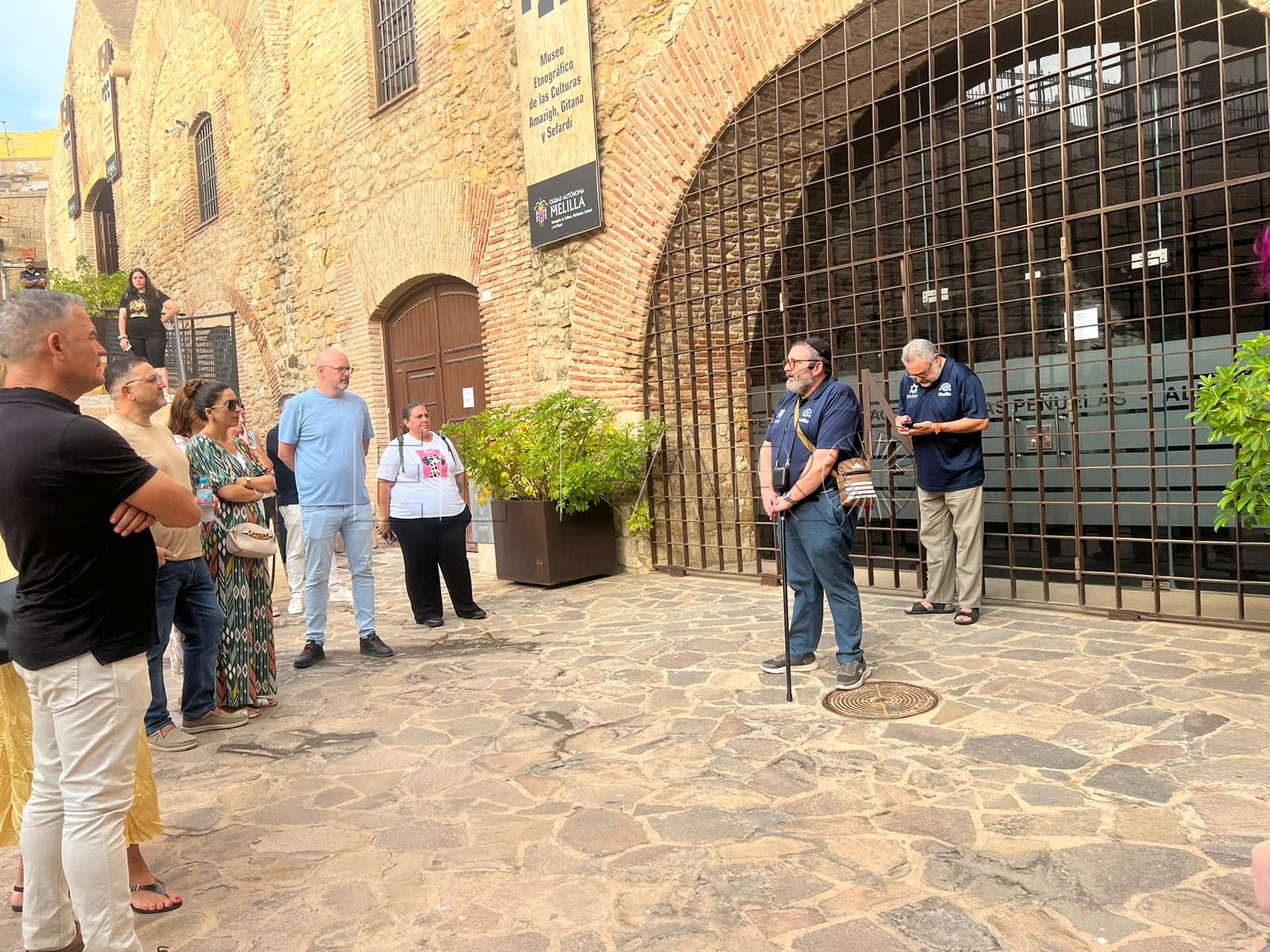 La ruta nocturna ‘La Melilla Sefardí’ reúne a decenas de personas para descubrir el legado judío en el casco histórico