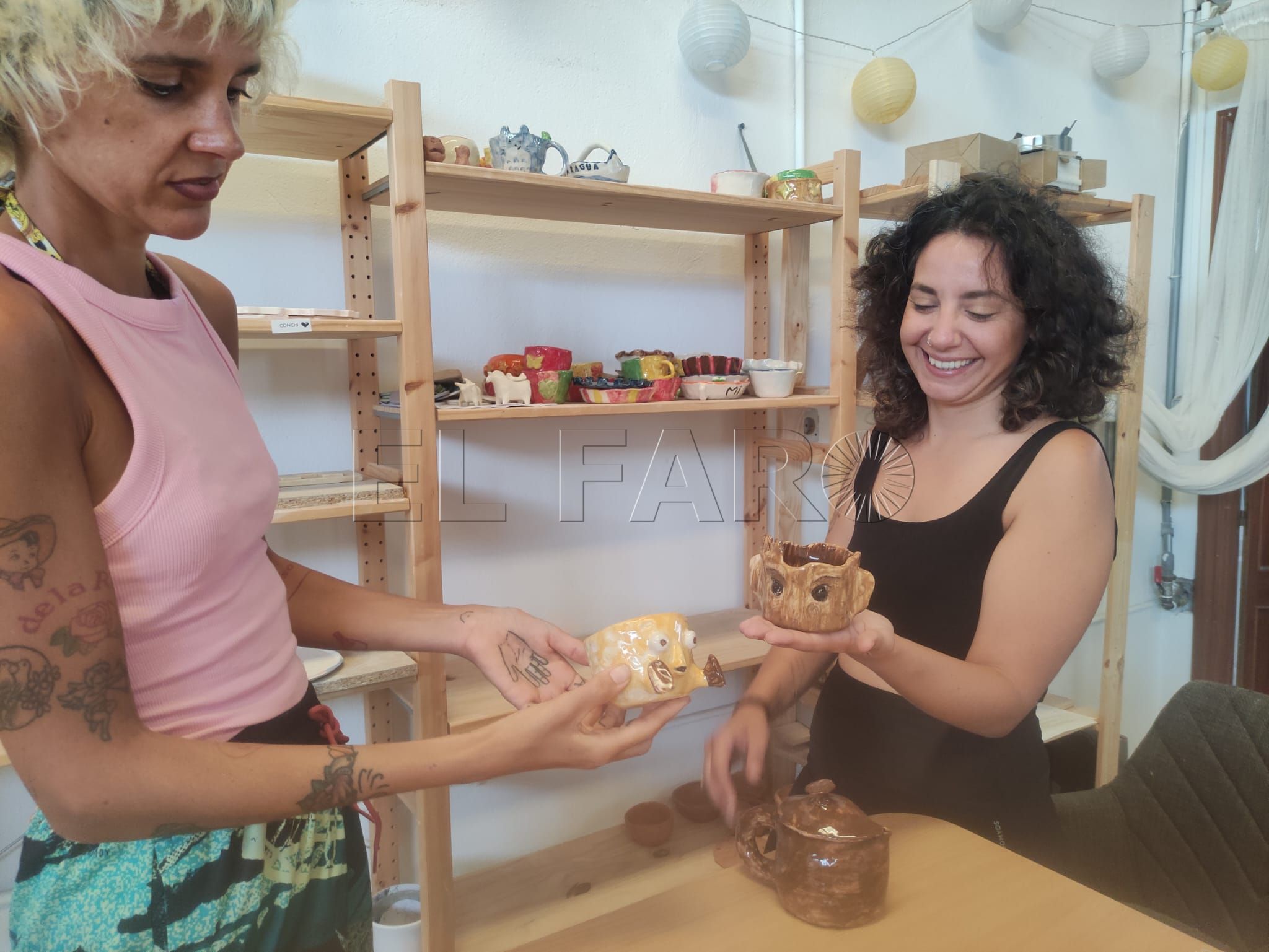 Tres mujeres ceramistas moldean una alternativa artesanal en Melilla