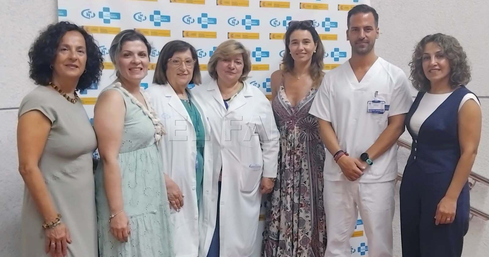 Las profesoras con personal del Área Sanitaria
