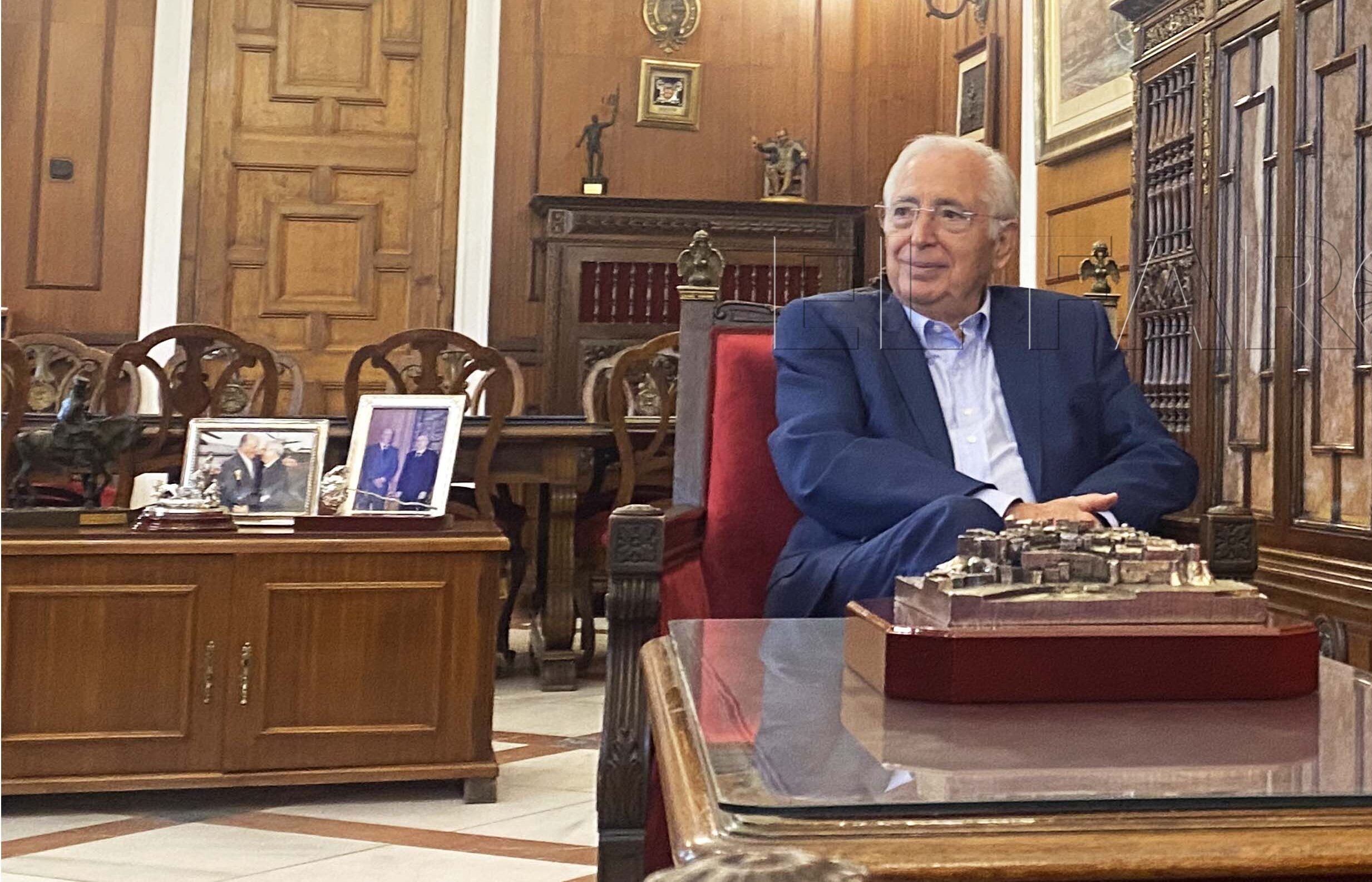 Imbroda despide a José Carlos Romero tras 38 años al frente del tráfico en Melilla