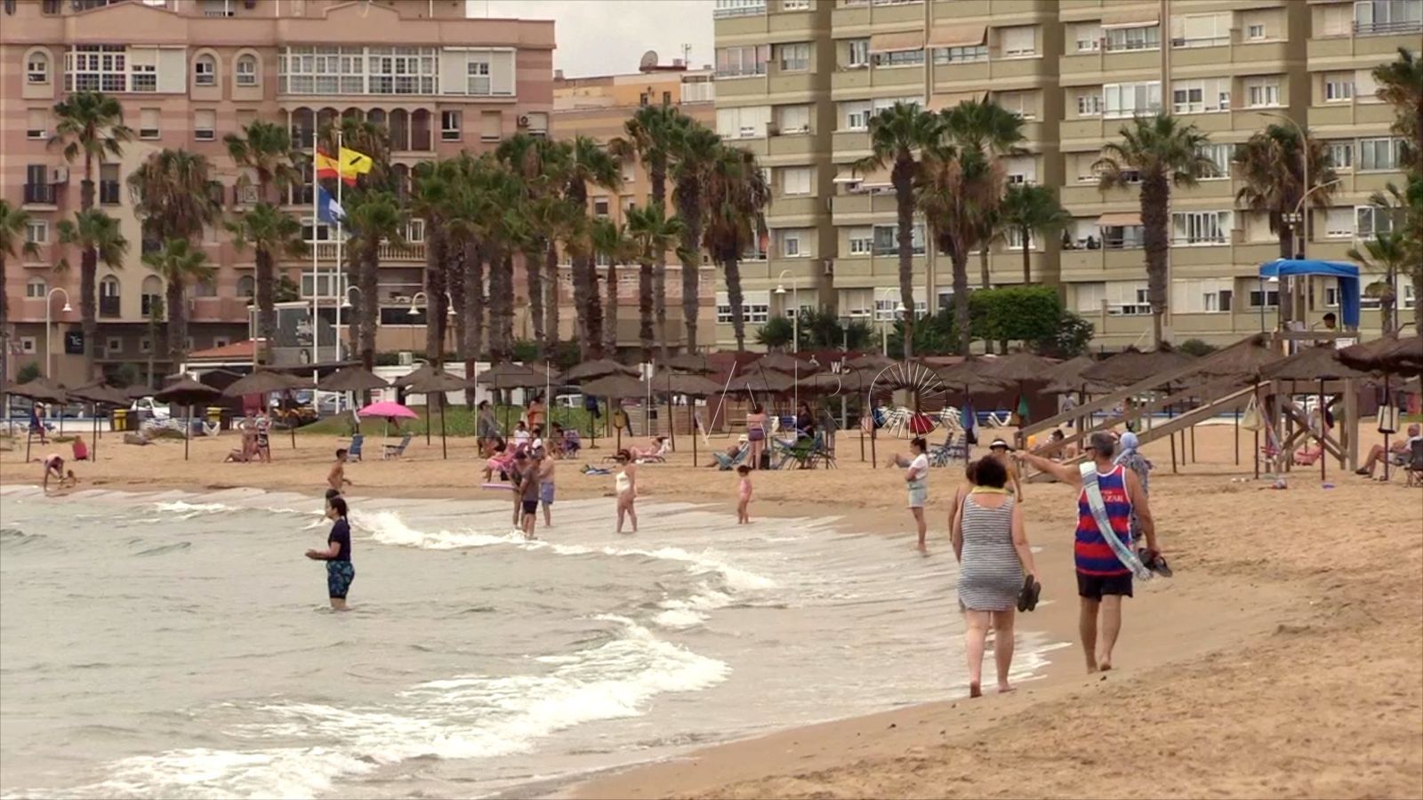 Los melillenses valoran sus playas pero piden más sombrillas, limpieza y equipamientos