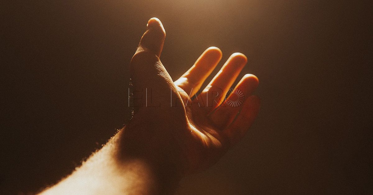 Una mano desde la oscuridad