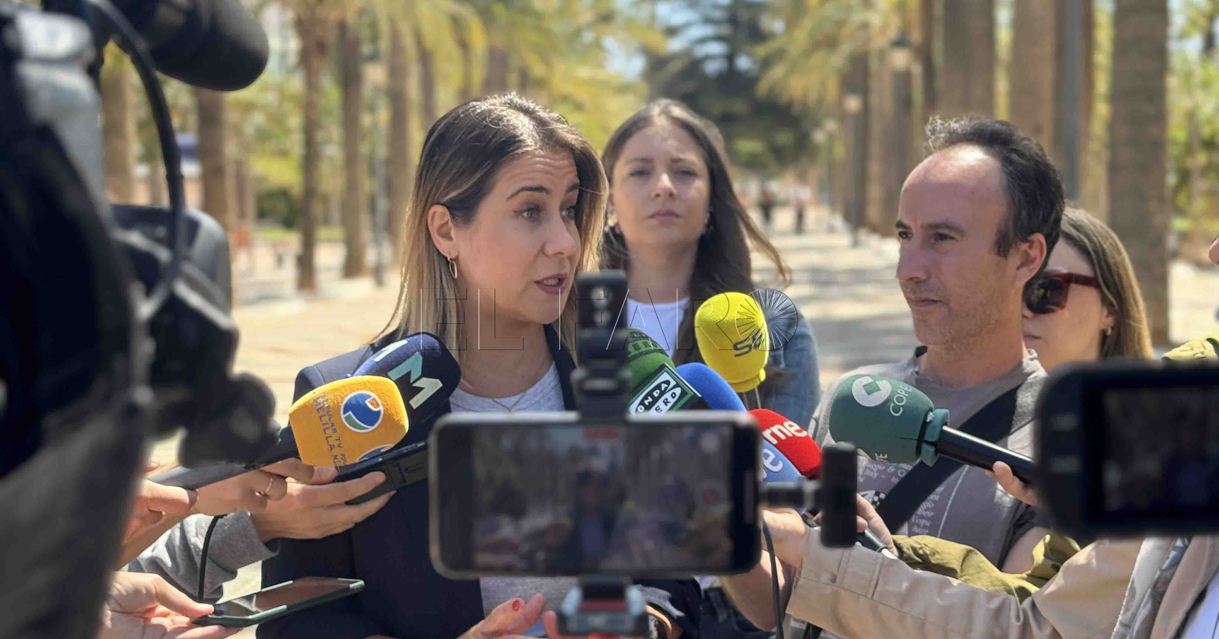Sofía Acedo hace declaraciones con Ester Muñoz en segundo plano