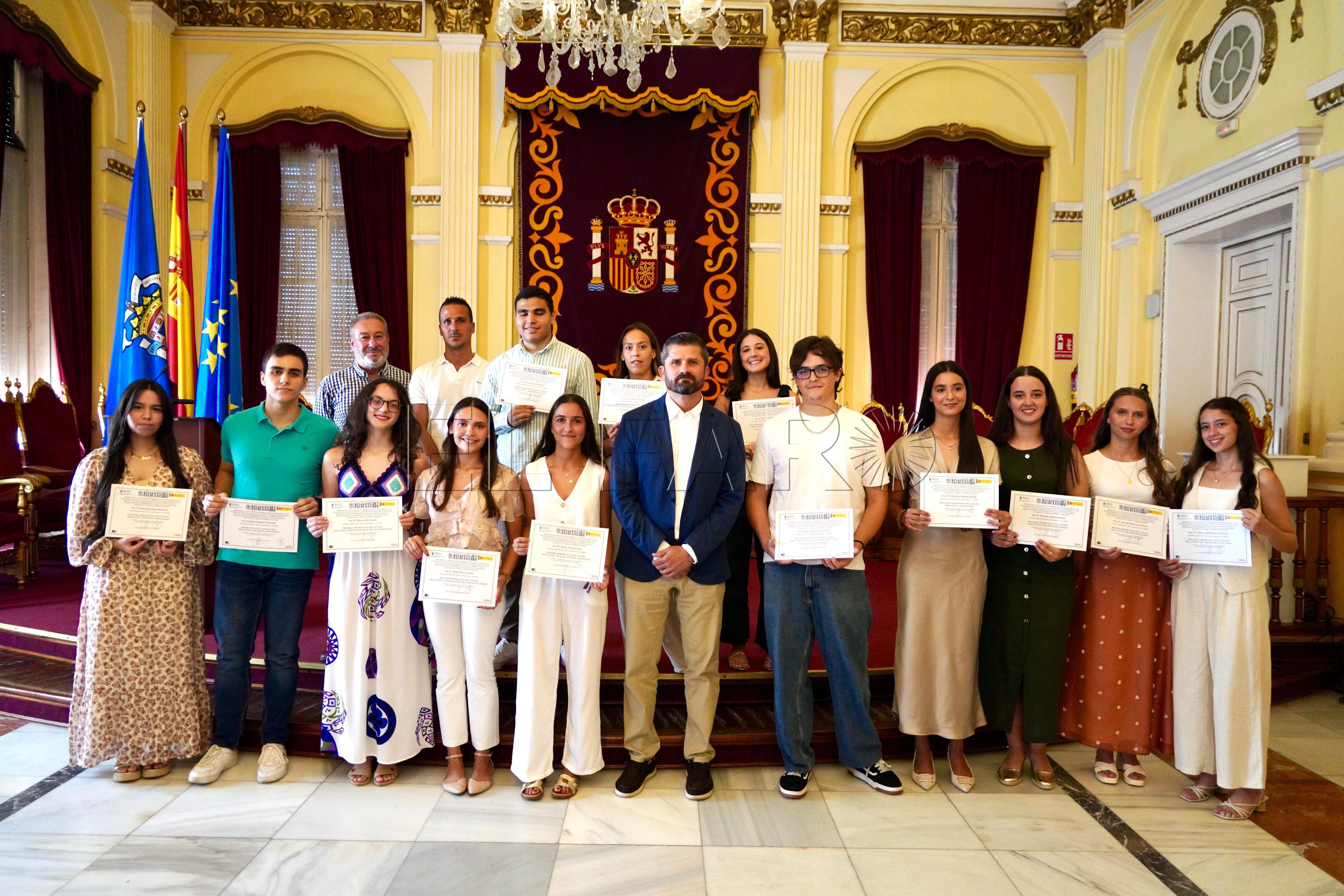 La Ciudad Autónoma premia a los mejores expedientes académicos en el Salón Dorado