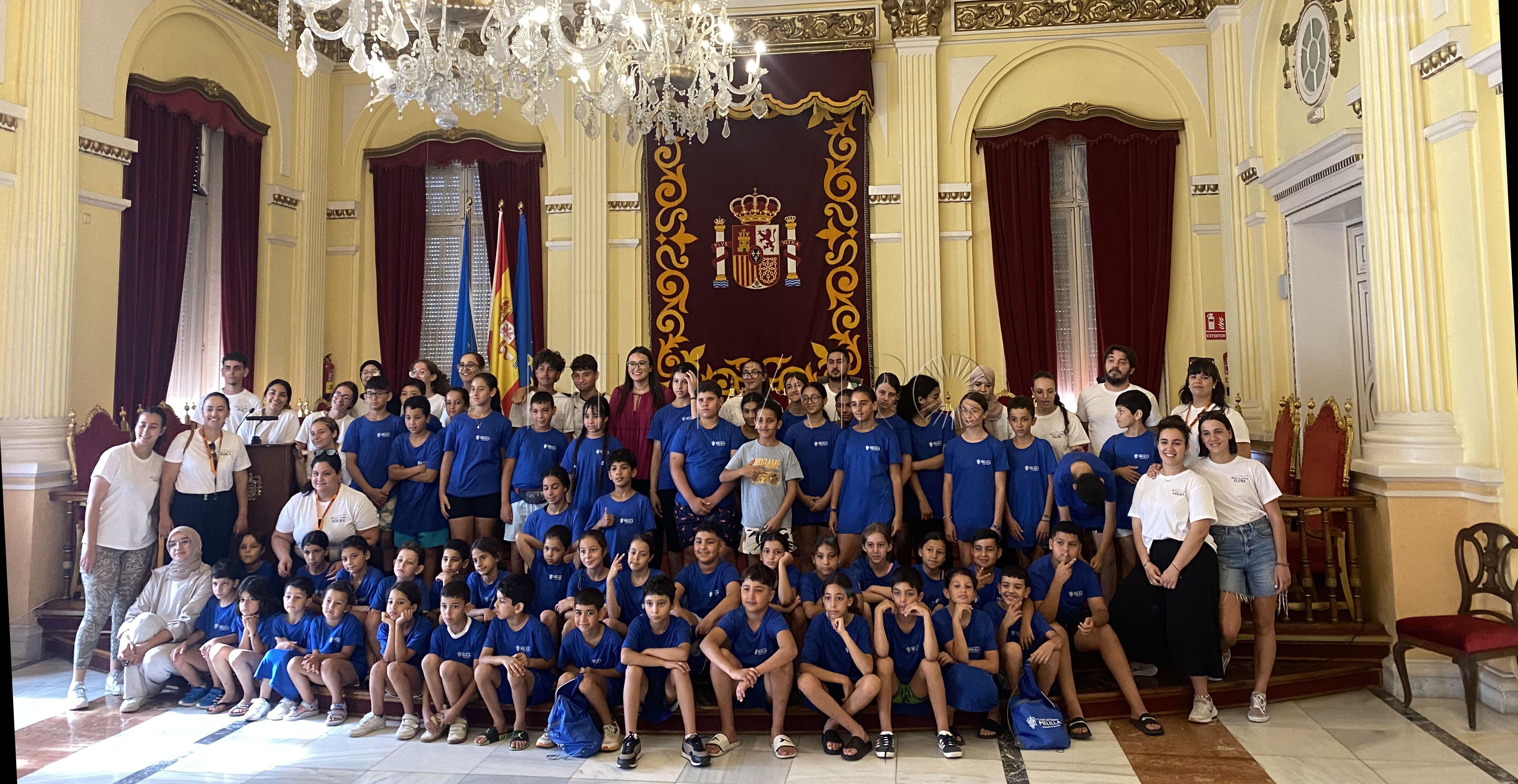 Una lección de historia en vivo para los menores de Melilla Acoge en el Palacio de la Asamblea