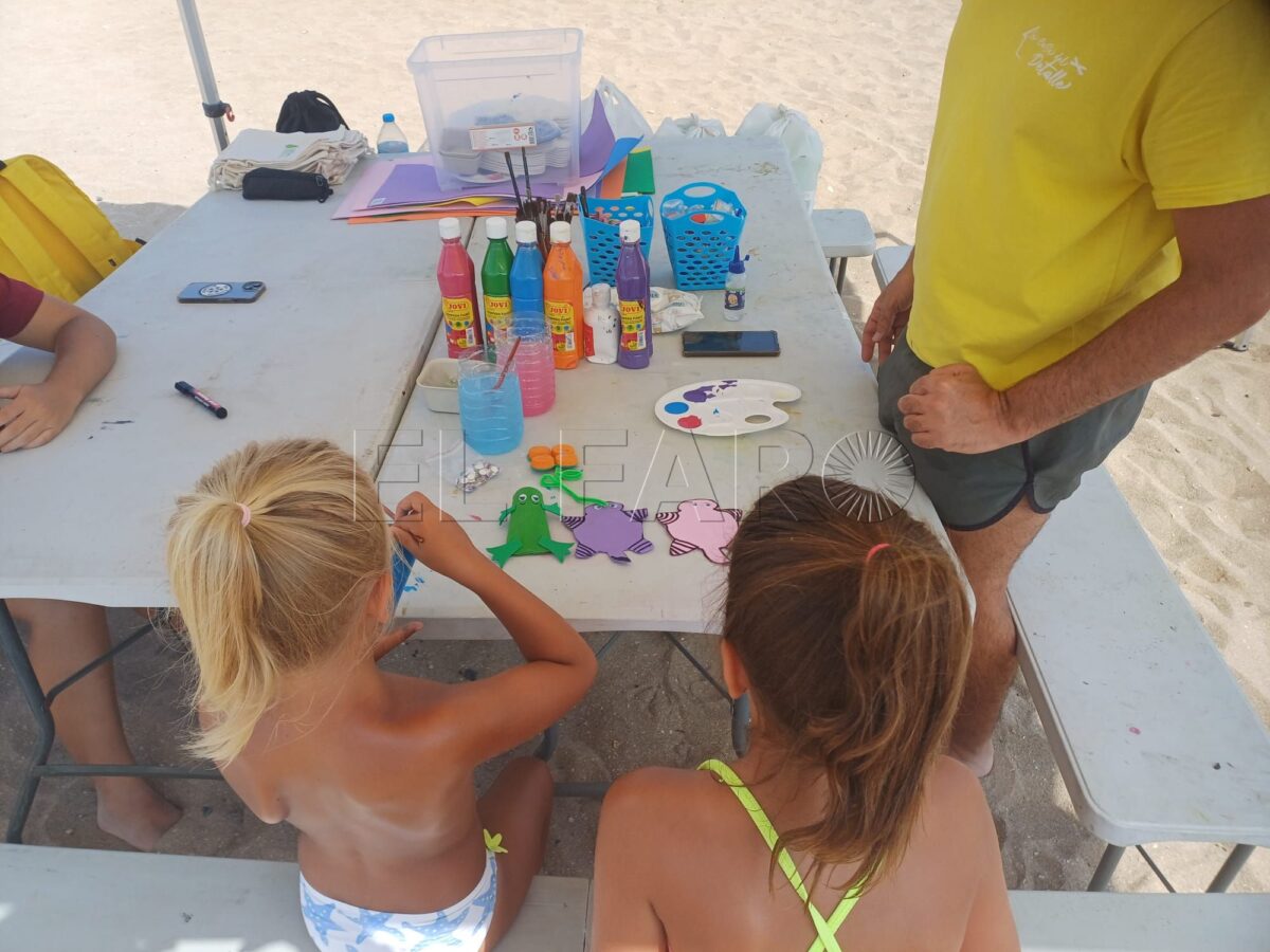 Los talleres de reciclaje recorren las playas de Melilla sumando diversión y concienciación ambiental