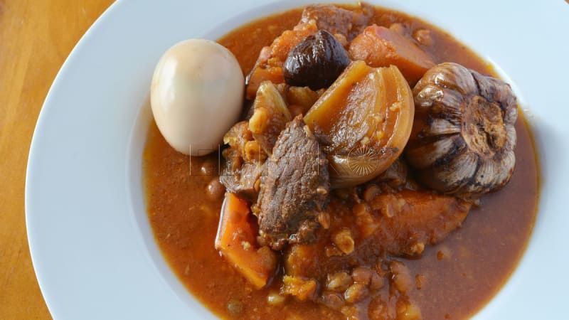 La adafina, el guiso sefardí que sobrevive al paso de los siglos