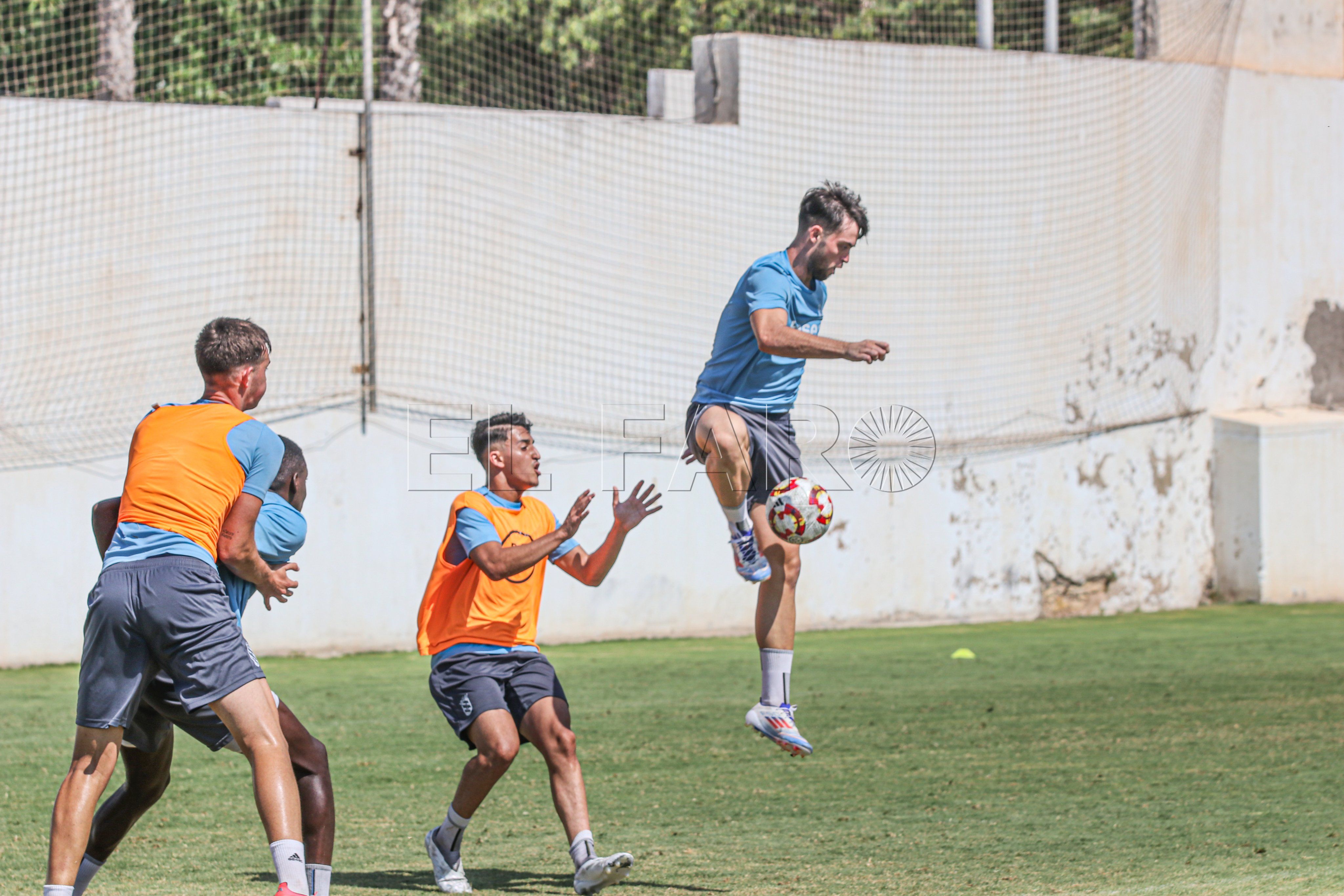 El filial azulino se ejercita en el anexo del Alvarez Claro