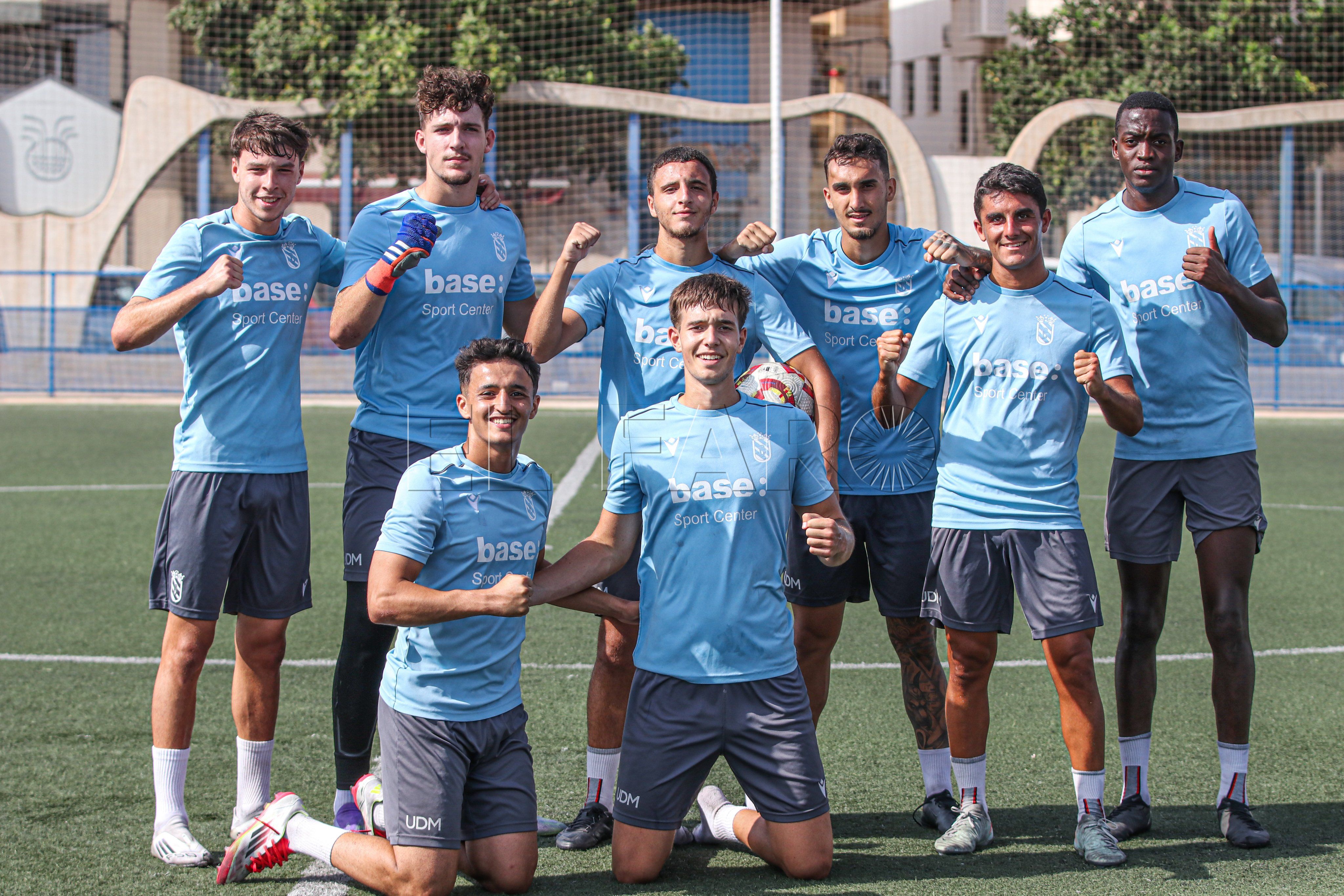 El filial azulino trabaja sobre el césped del Fernando Pernías