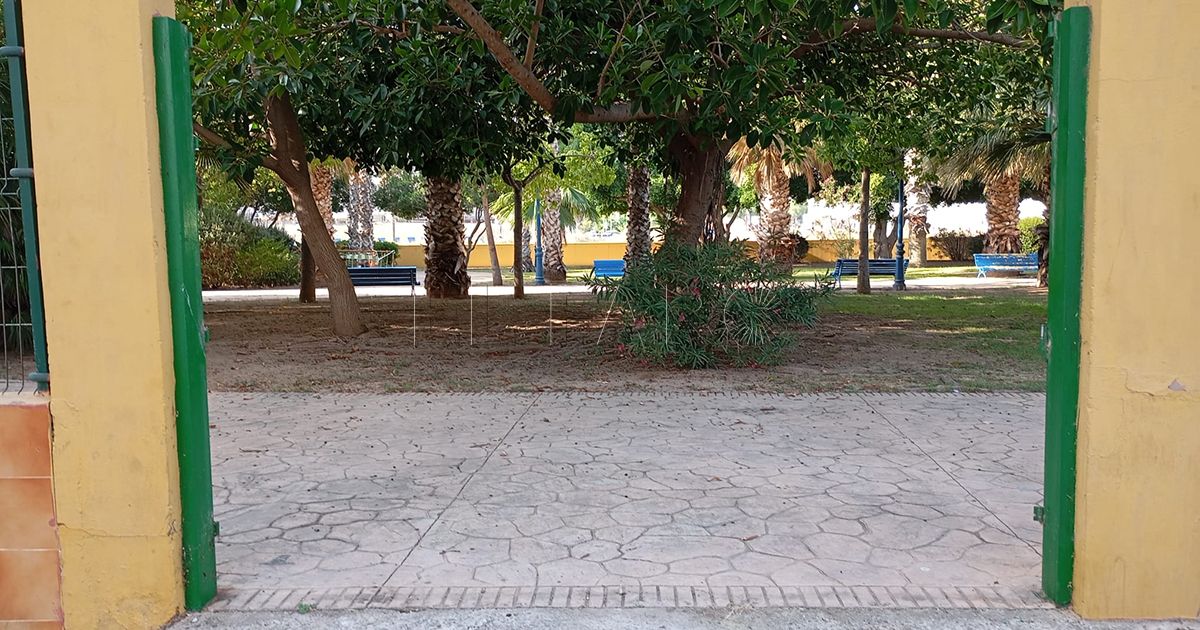 Un parque sin puertas y cada vez con menos papeleras