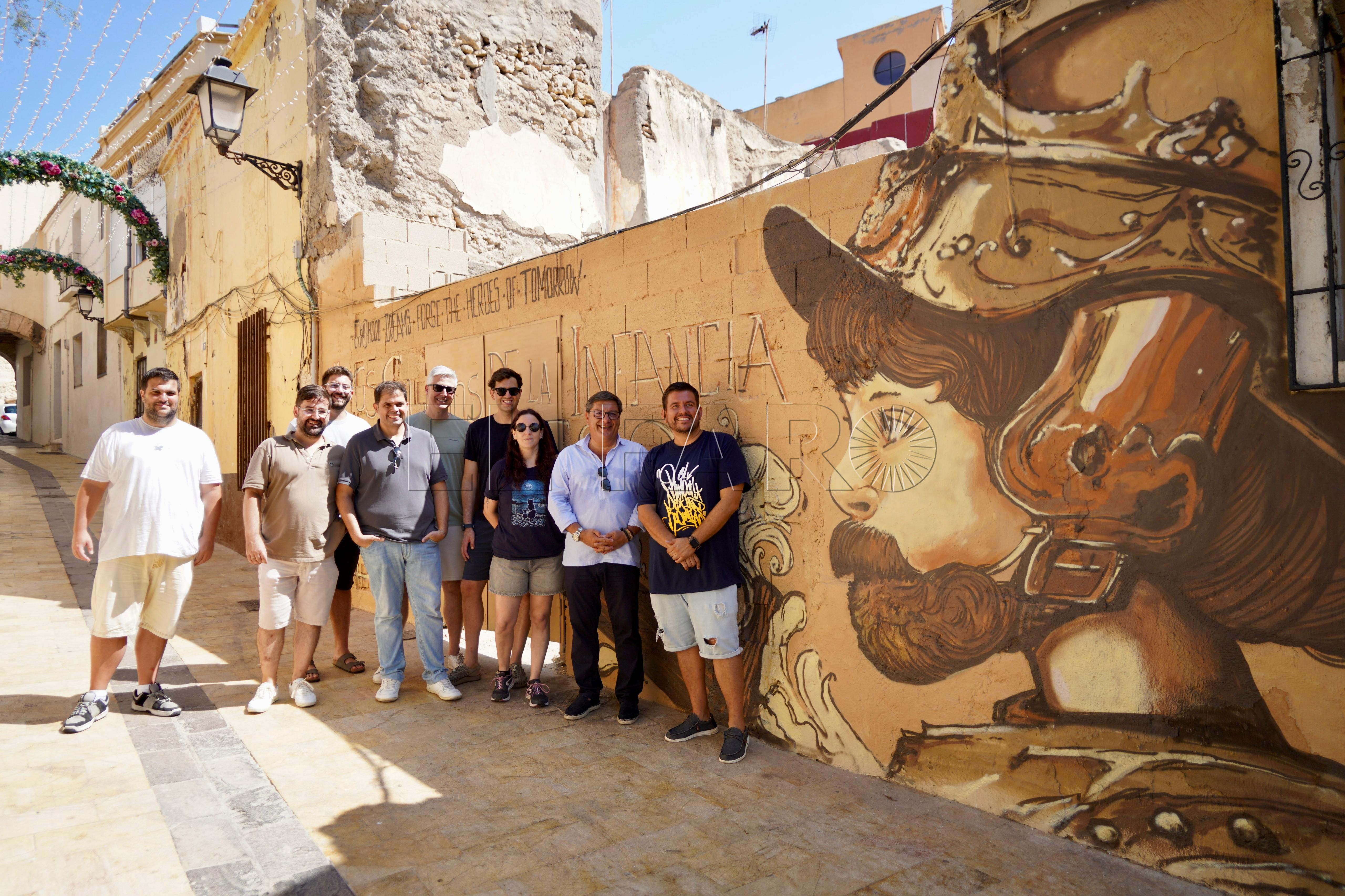 Melilla la Vieja estrena un mural histórico en la entrada de la Casa del Gobernador