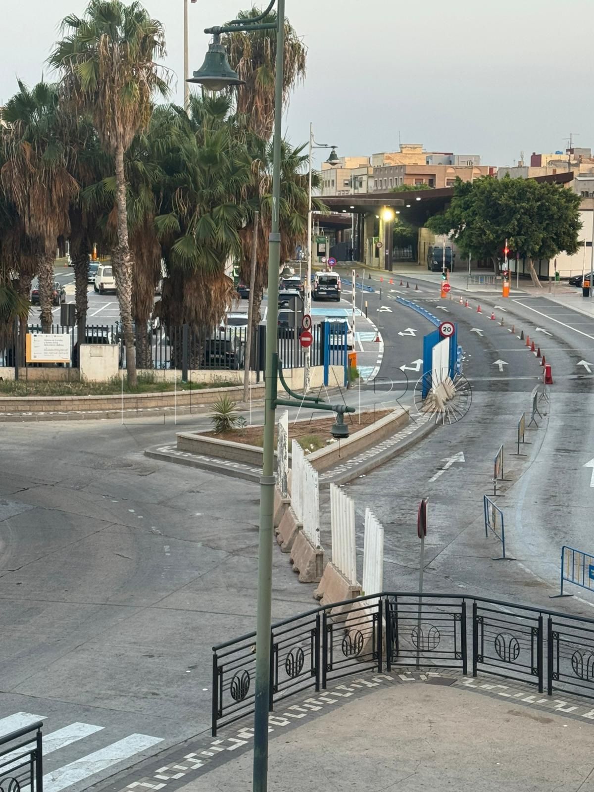 El paso fronterizo permanece fluido este domingo pese al aumento del tránsito estacional