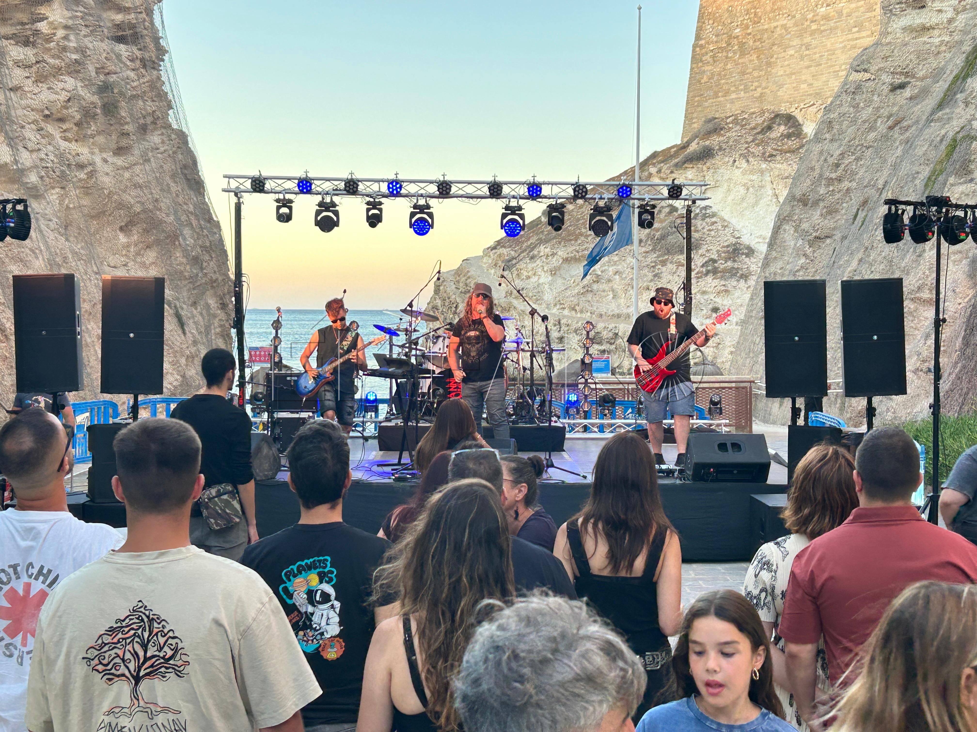 Un viernes de rock extremo y alternativo en la Ensenada de los Galápagos