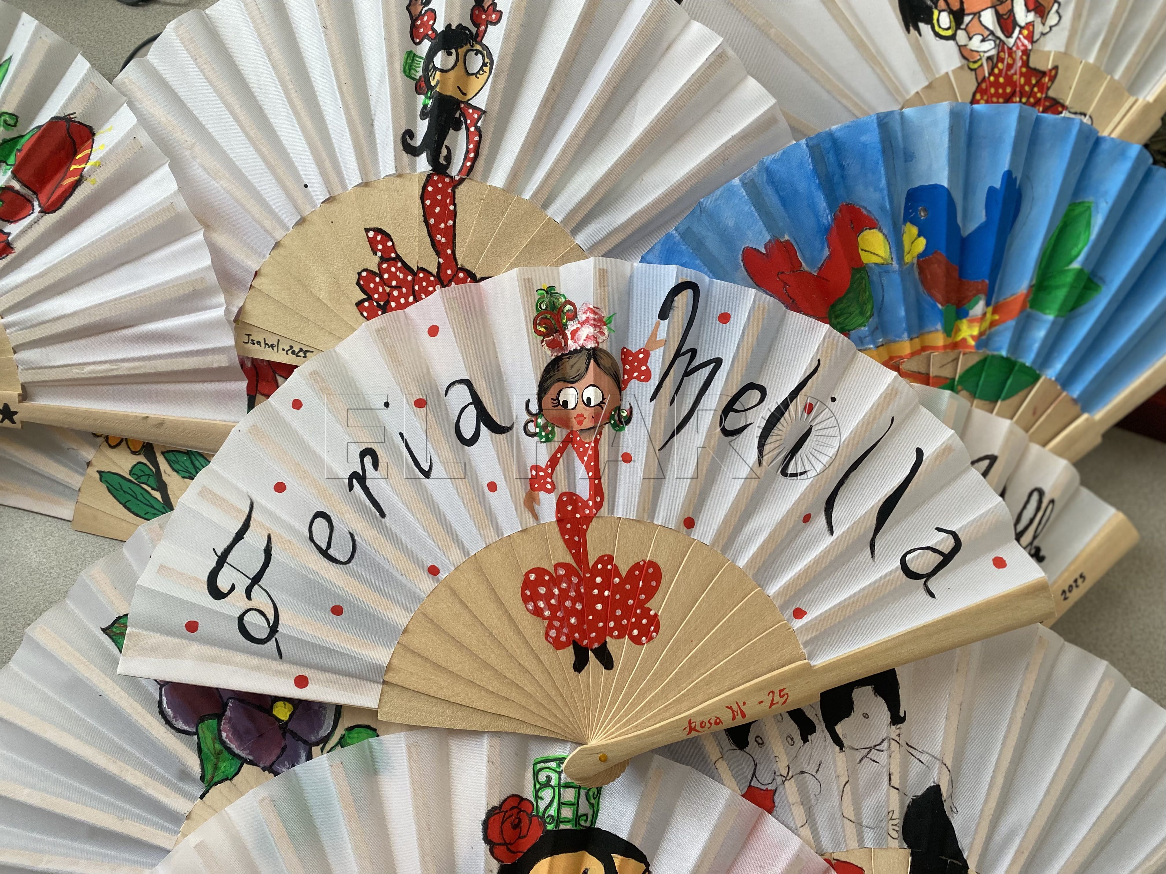 La Asociación de Vecinos Tesorillo organiza talleres de pintura para personalizar el complemento estrella de la feria