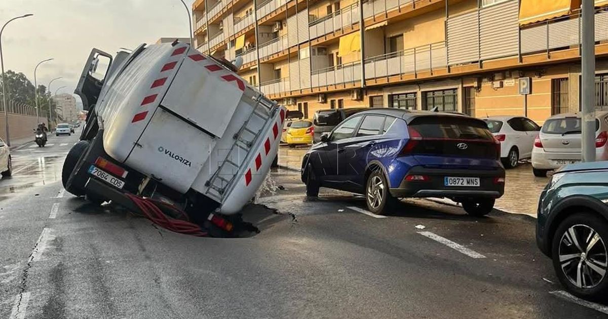Un camión de Valoriza se hunde en un socavón en la carretera Alfonso XIII