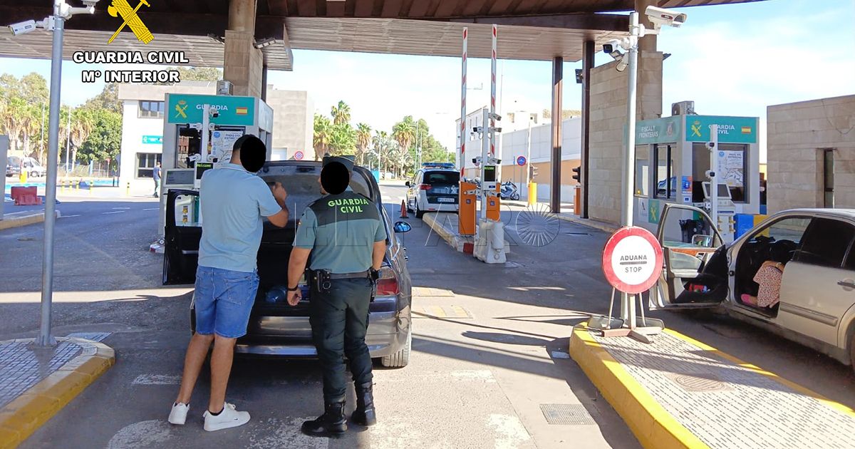 La Guardia Civil intercepta en la aduana de Beni Enzar a una persona oculta en los bajos de una furgoneta