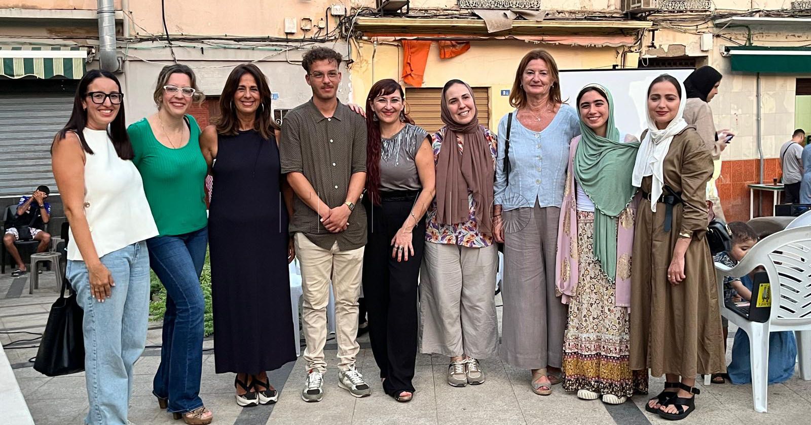 Fadela Mohatar junto a los miembros de Movimiento por la Paz