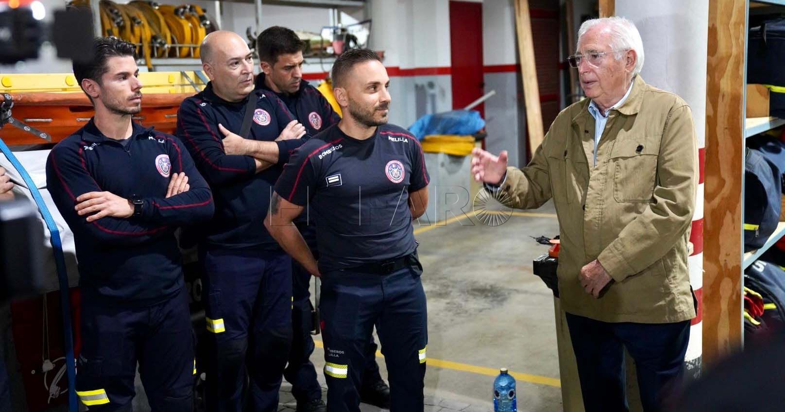 El presidente Imbroda despide a los bomberos que fueron a colaborar tras la DANA