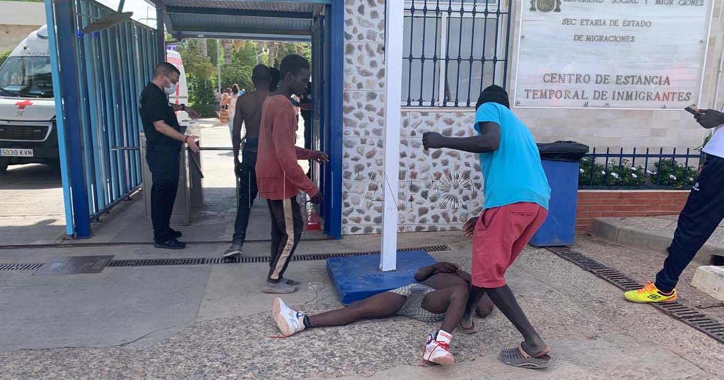 Migrantes a la entrada del CETI