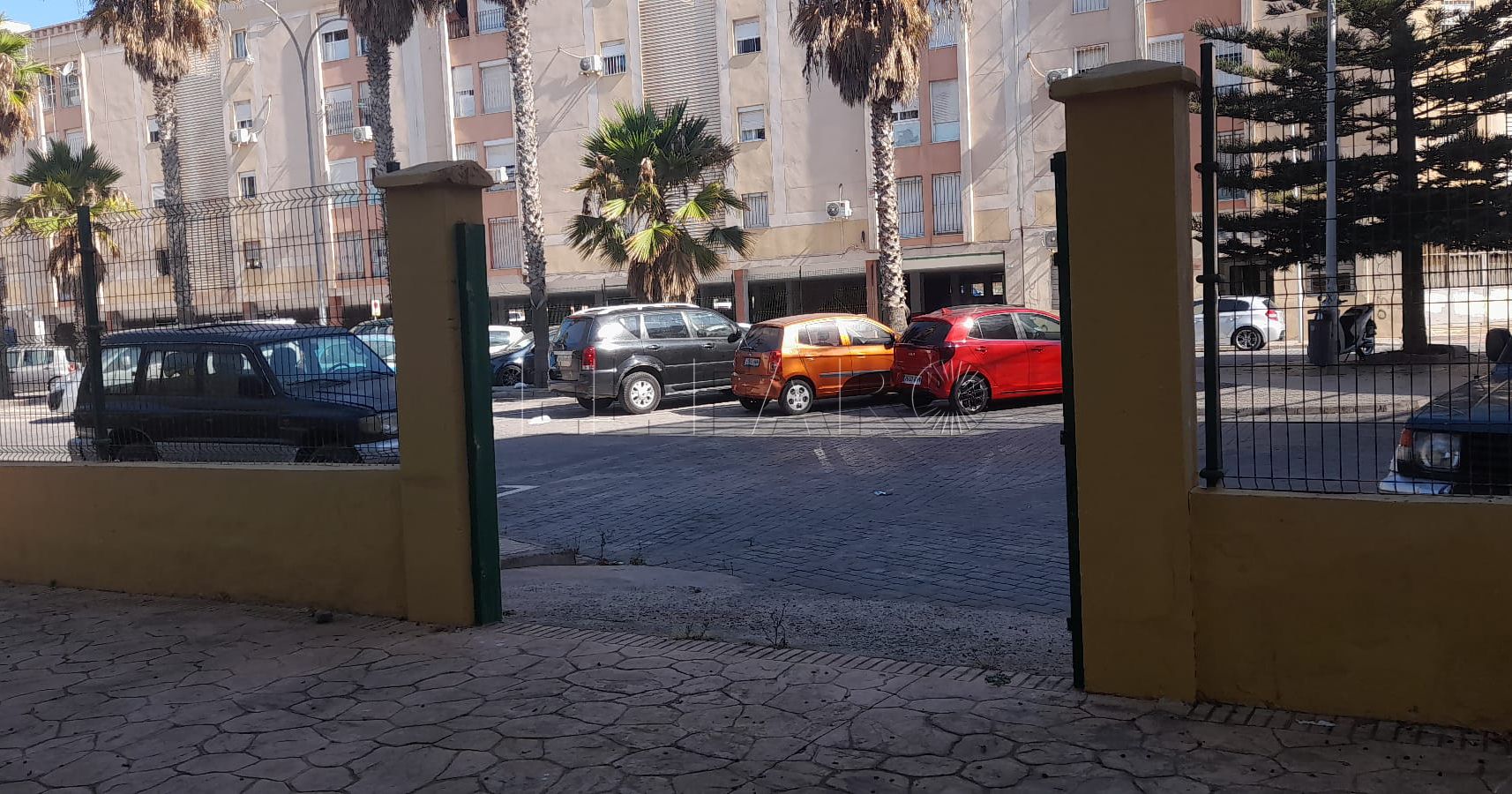 Arrancaron el portón de acceso al parque de Las Palmeras