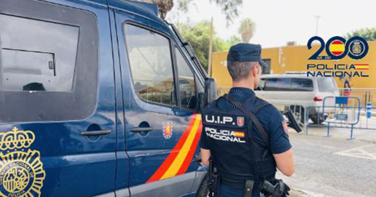 La Policía detiene a un individuo tras robar un vehículo y tratar de huir hacia la frontera