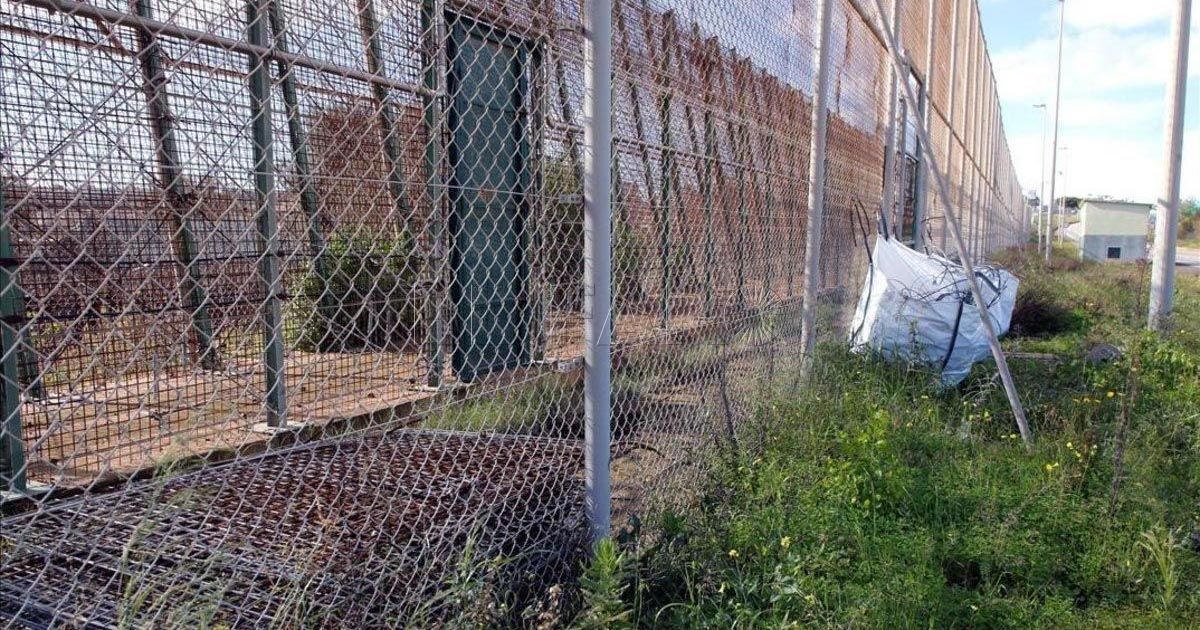 Valla del perímetro fronterizo