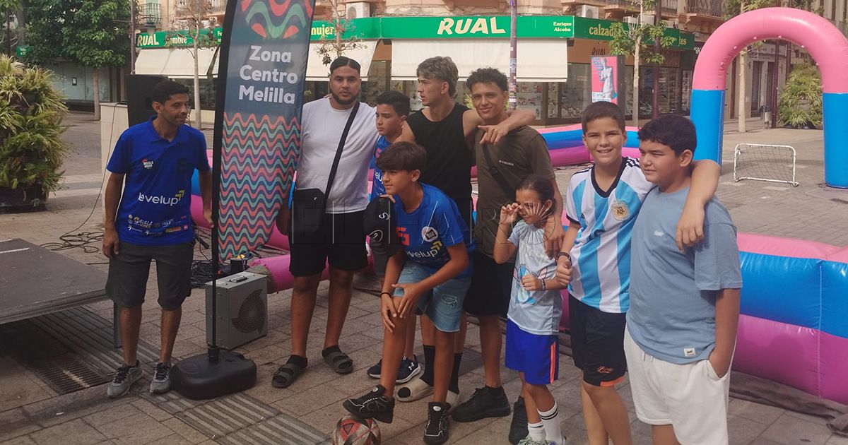 Moha.FS acompaña a Zona Centro en una exhibición de fútbol 'freestyle' por parte del Campus Level UP