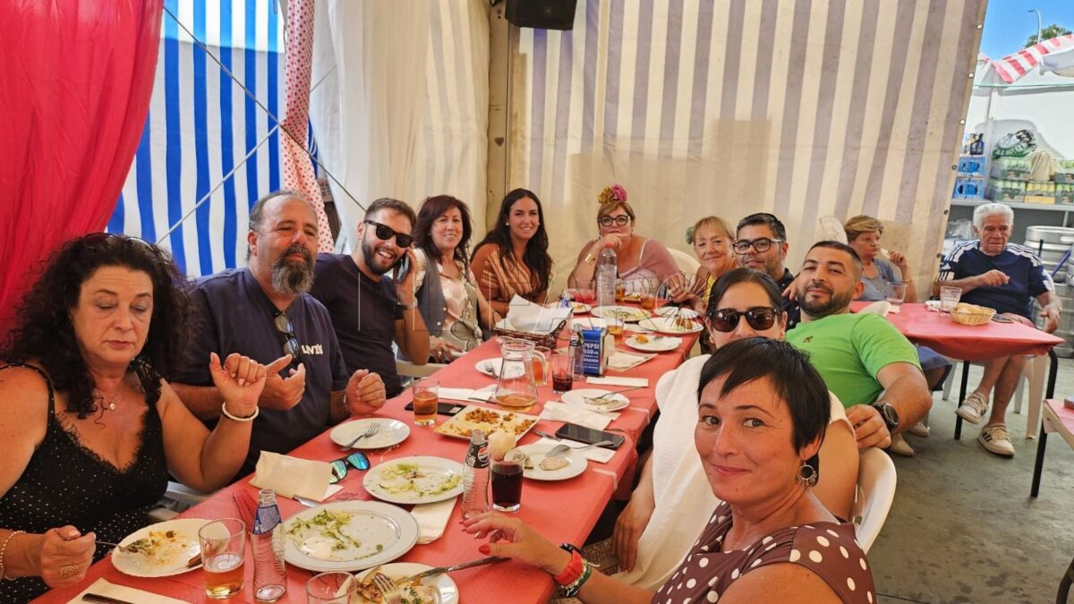 La Asociación de Vecinos Acrópolis celebra su comida de Feria con ambiente de hermandad