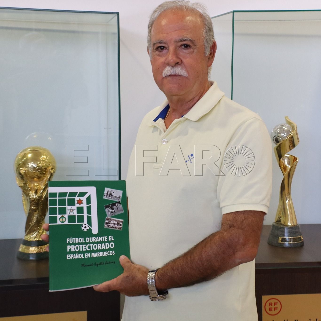 Manolo Agulló entrega su libro en la federeción ceutí