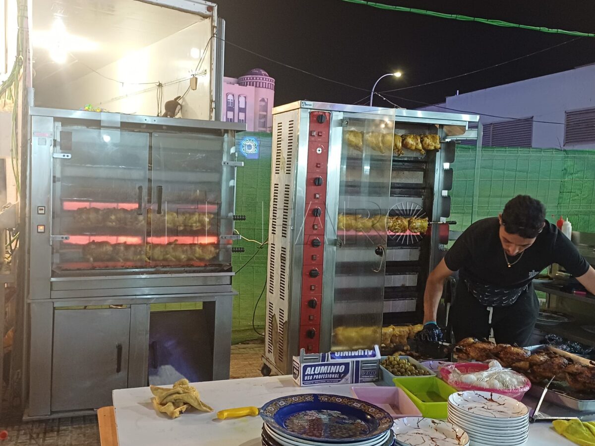 Cenar en los chiringuitos de la Feria sigue siendo tradición