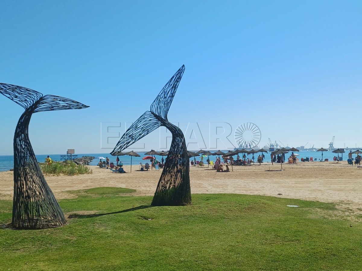 Las playas de Melilla se resisten a despedir la temporada