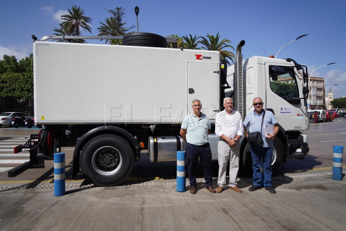 Medio Ambiente presenta el nuevo camión regadera para la ciudadanía