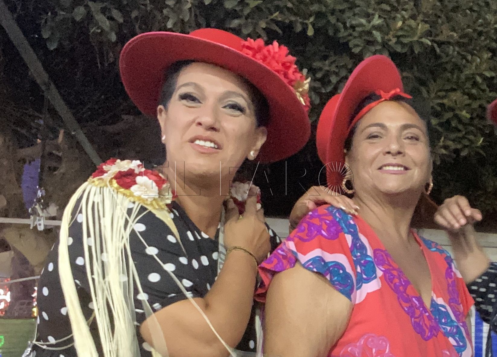 El alma del mercadillo lo da Josefa, quien desde hace 20 años, viste a Melilla de peinetas, flores y mantones