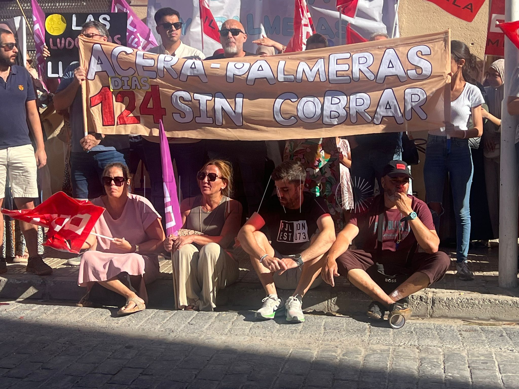 Los trabajadores de Alvalop inician una huelga en 'Las Palmeras' tras cuatro meses sin cobrar