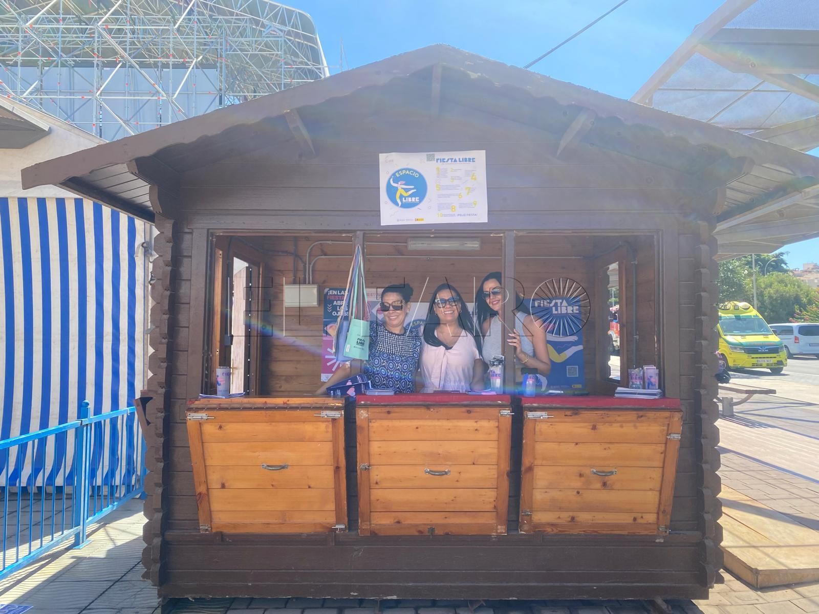 Los adolescentes, el colectivo que más demanda las pulseras detectoras y tapavasos del Punto Violeta