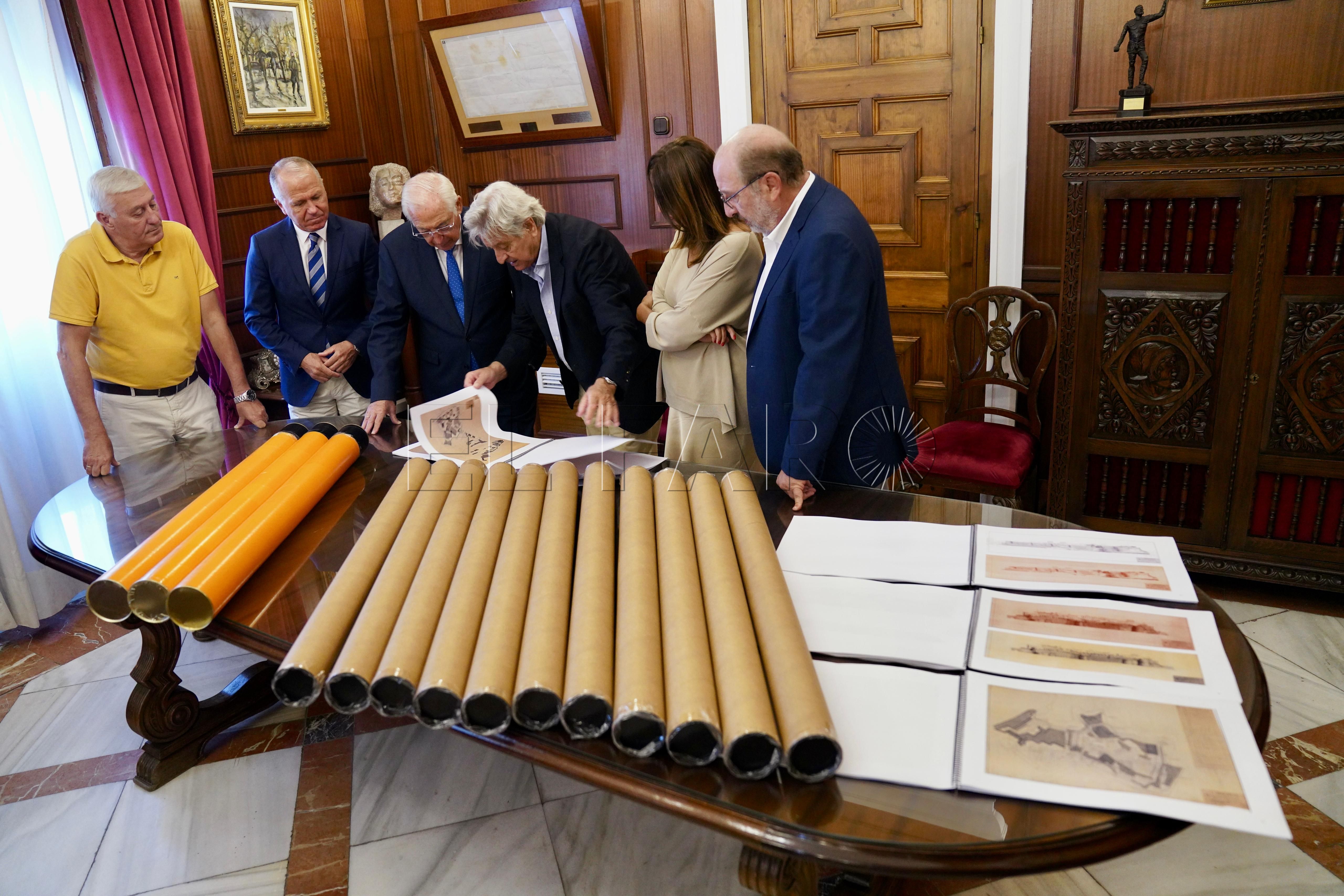 La Ciudad recibe los planos originales del PERI del Pueblo de manos de Salvador Moreno Peralta