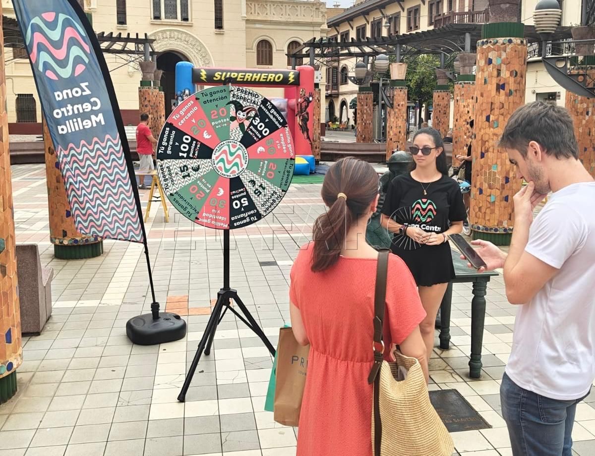 La ruleta de premios de Zona Centro vuelve a animar la calle Menéndez Pelayo