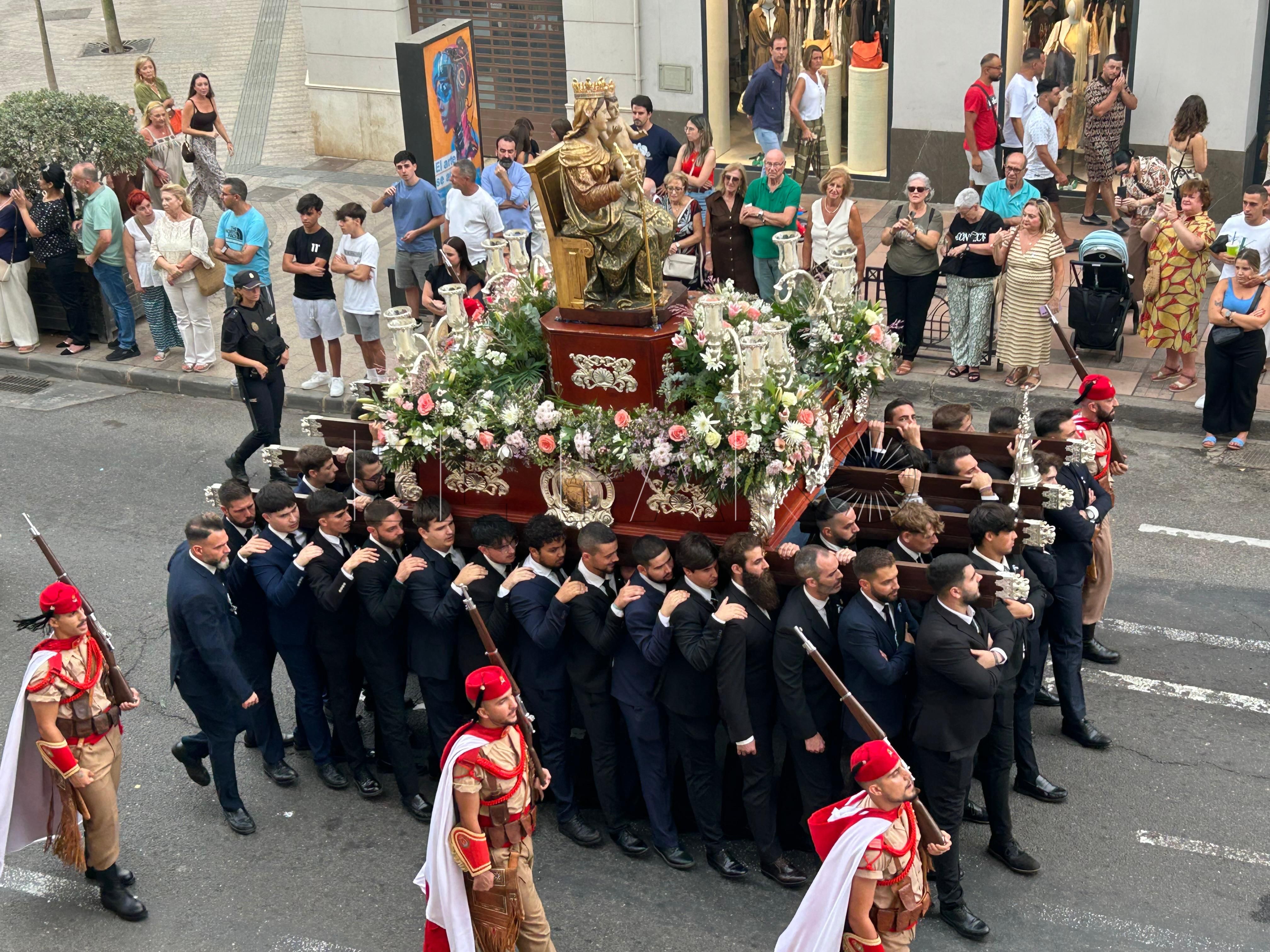 Regulares al paso, pétalos al aire y un pueblo que arropa a su Virgen de la Victoria