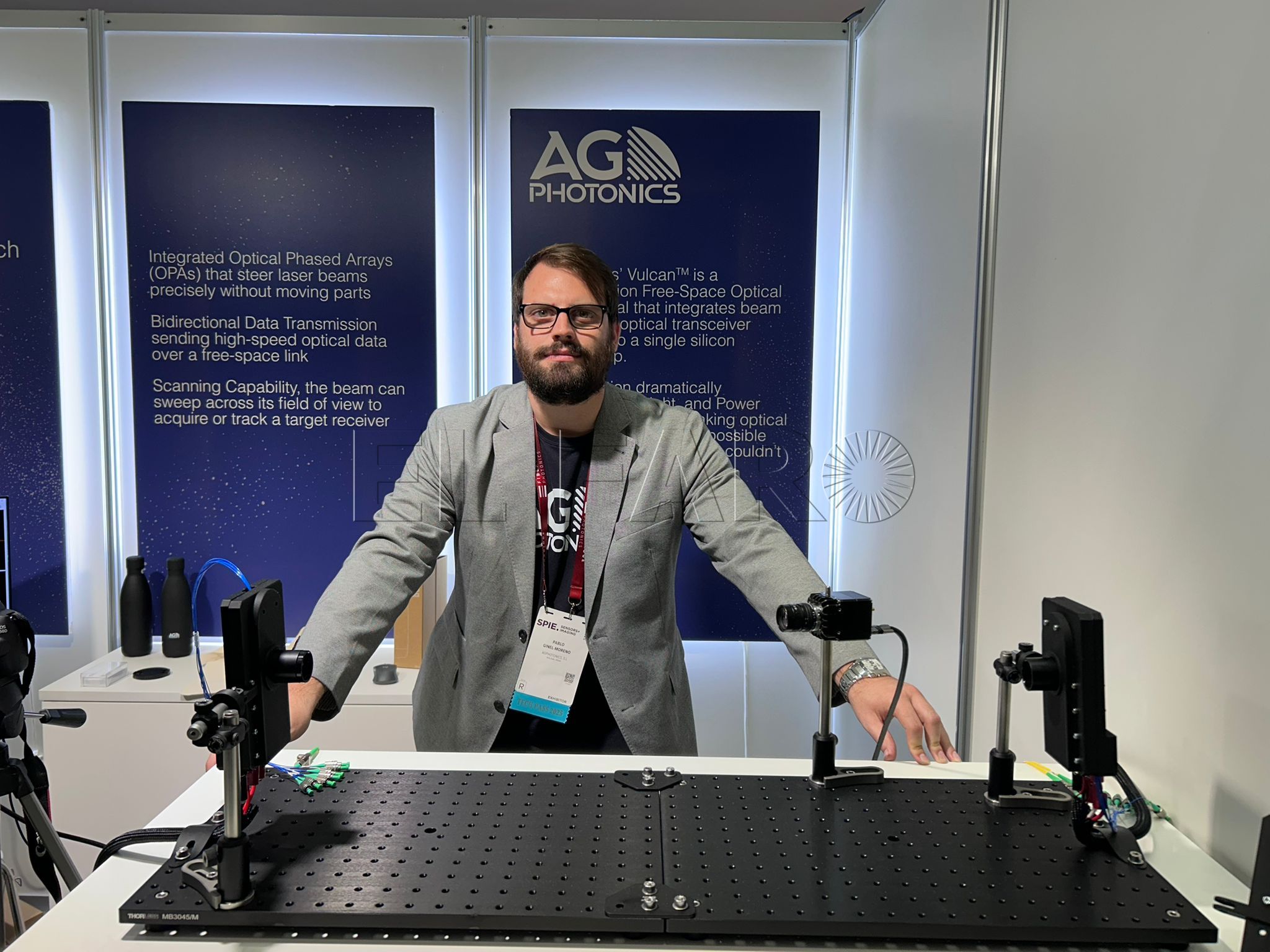 Los chips fotónicos que permiten enviar y recibir información utilizando la luz