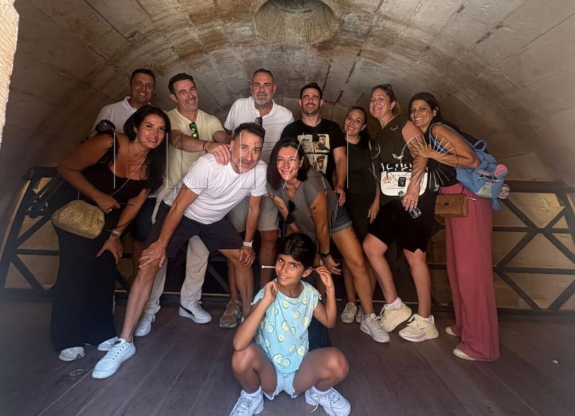 José Oña y Patricia Giles, las voces que enamoran a los turistas de Melilla