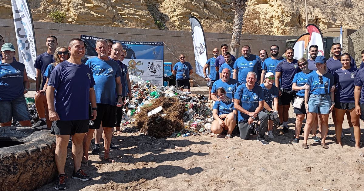 Más de 2.000 kilos de residuos recogidos en la playa y los fondos marinos de Horcas Coloradas